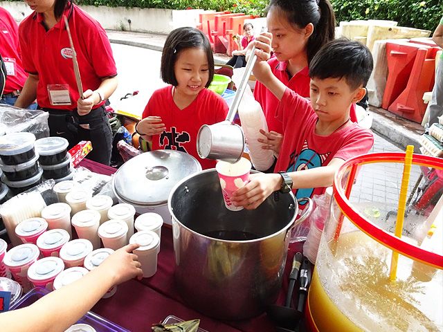 a Life Care to Love Volunteer Team 3